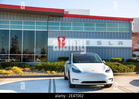 Fremont, CA, USA - 20. Januar 2021: Tesla Factory plant, ein amerikanisches Unternehmen für Elektrofahrzeuge und saubere Energie mit Sitz in Palo Alto, Kalifornien Stockfoto