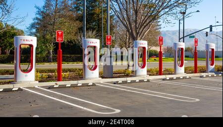 Fremont, CA, USA - 20. Januar 2021: Tesla Supercharger für Elektroautos. Tesla ist ein amerikanisches Unternehmen für Elektrofahrzeuge und saubere Energie Stockfoto