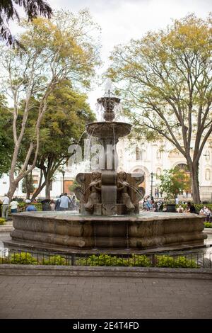 Brunnen im Parque Central, Antigua, Guatemala, Mittelamerika. Stockfoto