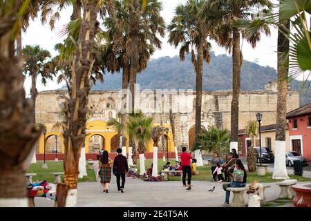 Die Ruinen eines spanischen Kolonialohrenklosters bilden den Hintergrund eines öffentlichen Parks in Antigua, Guatemala, Mittelamerika.