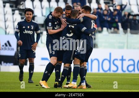 Turin, Italien. Januar 2021. Juventus feiert während der Serie A Fußballspiel zwischen Juventus und Bologna FC. Juventus gewann 2-0 gegen Bologna. Sportstadien in ganz Italien unterliegen aufgrund der Coronavirus-Pandemie strengen Beschränkungen, da staatliche Gesetze zur sozialen Distanzierung Fans in Veranstaltungsorten verbieten, was dazu führt, dass Spiele hinter verschlossenen Türen gespielt werden (Foto von Alberto Gandolfo/Pacific Press) Quelle: Pacific Press Media Production Corp./Alamy Live News Stockfoto