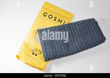 Goshi Japanisches Peeling-Handtuch auf weißem Hintergrund. Stockfoto