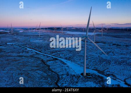 Whitelee Windfarm, Schottland, Großbritannien. Januar 2021. Im Bild: Bei Temperaturen von -2C über Nacht, Und die Temperatur hebt sich nur um wenige Grad, es wird wieder über Nacht mit den dramatischen Farben des Sonnenuntergangs und Nachglühen mit tiefblauem klaren Himmel und Schneevorhersage mit den Überresten des schneebedeckten Moors, die noch Ablagerungen von Sturm Christoph. Quelle: Colin Fisher/Alamy Live News Stockfoto