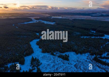Whitelee Windfarm, Schottland, Großbritannien. Januar 2021. Im Bild: Bei Temperaturen von -2C über Nacht, Und die Temperatur hebt sich nur um wenige Grad, es wird wieder über Nacht mit den dramatischen Farben des Sonnenuntergangs und Nachglühen mit tiefblauem klaren Himmel und Schneevorhersage mit den Überresten des schneebedeckten Moors, die noch Ablagerungen von Sturm Christoph. Quelle: Colin Fisher/Alamy Live News Stockfoto