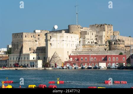 Die schwäbische Burg im westlichen Teil des Innenhafens in Brindisi, Italien Stockfoto