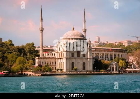 ISTANBUL, TÜRKEI - 09 07 2020: Blick auf den Sonnenuntergang am Ufer der Bosporus-Straße mit der Dolmabahce-Moschee im Stadtteil Beyoglu von Istanbul Stockfoto