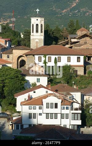 Traditionelles Haus und Glockenturm der Kirche St. Bogorodica Perivlepta im alten Ohrid, Republik Mazedonien Stockfoto