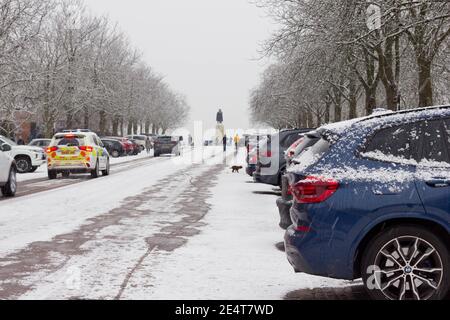 Menschen in Kraft halten soziale Distanzierung genießen die erste Schneefall in London im Jahr 2021 Stockfoto