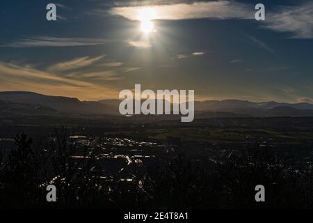 Penrith und das Seengebiet Fjells von der Beacon an einem sonnigen Wintertag gesehen. Stockfoto