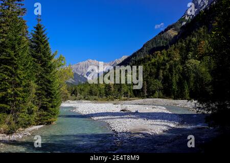 Rissbach, Bergbach, Bergfluss, Naturpark Karwendel, Karwendelgebirge, Alpinpark, Bergwald, Hinterriss, Tirol, Österreich Stockfoto