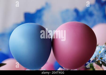 Blaue und rosa Kugeln auf Offenbarung Tee-Party - Baby Gender Reveal Party Konzept Stockfoto