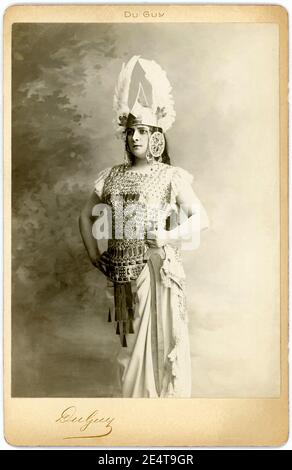 1895 Ca, Paris, FRANKREICH : die französische Theaterschauspielerin Eugenie Caroline SEGOND WEBER ( Segond-Weber , 1867 - 1945 ). Am 1. Juni 1887 trat sie der Comedie-Francaise bei und ihre Karriere als tragische Schauspielerin sollte bis 1944 andauern. Foto von Du Guy , Paris . - Kleidung - VALCHIRIA - VALKYRIE - VALKYR - TEATRO - THEATER - DIVA - DIVINA - VAMP - SEGOND-WEBER - FEMME FATALE - BELLE EPOQUE - KITSCH - CAMP - EXOTISCH - esotico - Glitzerkostüm aus Metall - weiß - bianco - Vestito abito metallico - maglia - Wings Helm - elmo con le ali - VIKING - vichingo - vichinghi - wikinger - spada - Schwert - Frau wa Stockfoto