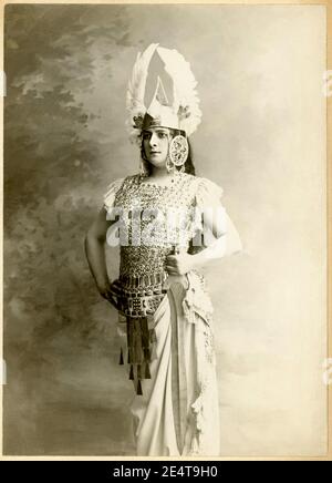 1895 Ca, Paris, FRANKREICH : die französische Theaterschauspielerin Eugenie Caroline SEGOND WEBER ( Segond-Weber , 1867 - 1945 ). Am 1. Juni 1887 trat sie der Comedie-Francaise bei und ihre Karriere als tragische Schauspielerin sollte bis 1944 andauern. Foto von Du Guy , Paris . - Kleidung - VALCHIRIA - VALKYRIE - VALKYR - TEATRO - THEATER - DIVA - DIVINA - VAMP - SEGOND-WEBER - FEMME FATALE - BELLE EPOQUE - KITSCH - CAMP - EXOTISCH - esotico - Glitzerkostüm aus Metall - weiß - bianco - Vestito abito metallico - maglia - Wings Helm - elmo con le ali - VIKING - vichingo - vichinghi - wikinger - spada - Schwert - Frau wa Stockfoto