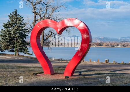 Loveland, CO - 26. November 2020: Die Herzskulptur von Loveland entlang der Küste des Loveland-Sees Stockfoto