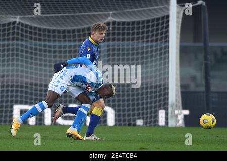 Victor Osimhen (Napoli)Matteo Lovato (Hellas Verona) während der italienischen 'Serie EIN Spiel zwischen Hellas Verona 3-1 Napoli im Marcantonio Bentegodi Stadion am 24. Januar 2021 in Verona, Italien. Quelle: Maurizio Borsari/AFLO/Alamy Live News Stockfoto