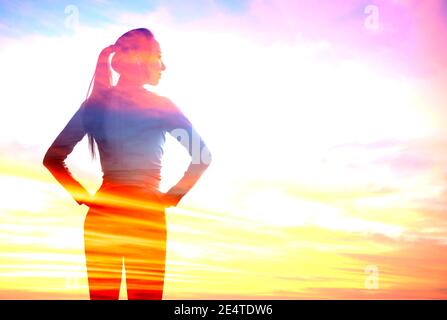 Doppelte Exposition von jungen sportlichen Frau mit bunten Sonnenuntergang Wolke Hintergrund Stockfoto