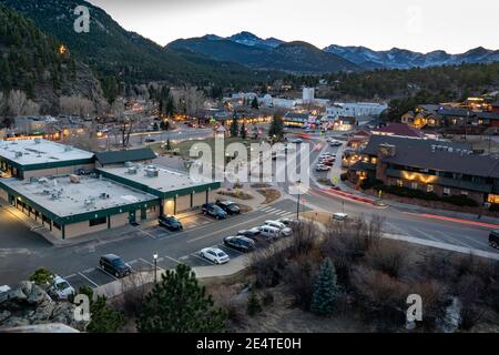 Estes Park, CO - 17. November 2020: Abendliche Skyline der Stadt Estes Park, Colorado von Knoll-Willows Aussichtspunkt Stockfoto