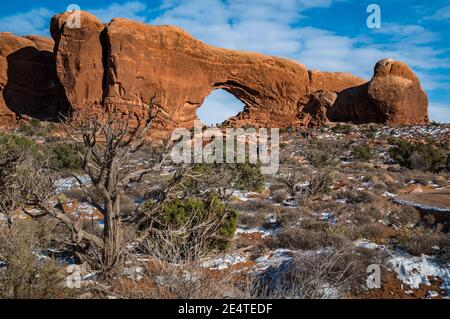 NORDFENSTER BOGEN FENSTERAUSSCHNITT BÖGEN NATIONAL PARK MOAB UTAH Stockfoto