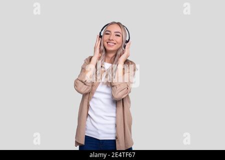 Girl Listening to Music genießt die Melodie. Mädchen Trägt Kopfhörer Isoliert Stockfoto