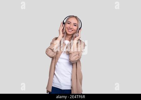 Girl Listening to Music genießt die Melodie. Mädchen Trägt Kopfhörer Isoliert Stockfoto