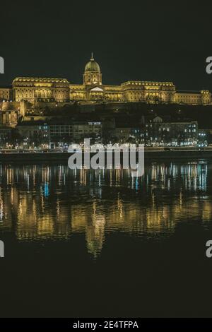 Budapest Königspalast Schloss in der Nacht reflektiert in der Donau in Budapest, Ungarn Stockfoto