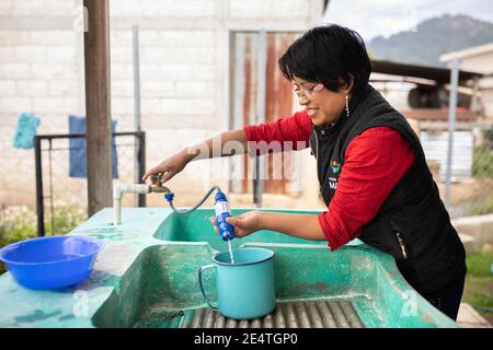 Eine Frau verwendet in ihrem Zuhause in Cantel, Guatemala, ein Wasserfiltersystem auf Leitungsbasis. Stockfoto