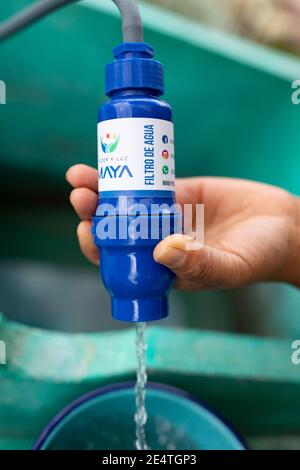 Eine Frau verwendet in ihrem Zuhause in Cantel, Guatemala, ein Wasserfiltersystem auf Leitungsbasis. Stockfoto