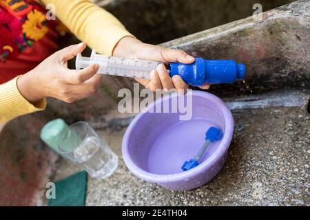 Rückspülung ein Wasserfiltersystem auf Basis von Hausanschluss im Einsatz in San Juan la Laguna, Guatemala. Stockfoto