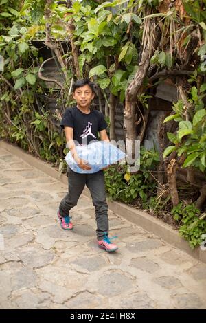 Gereinigtes Wasser in Plastiktüten und Kannen auf den Straßen von San Juan la Laguna, Guatemala, Mittelamerika verkauft. Stockfoto