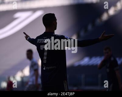 Turin, Italien. Januar 2021. Cristiano Ronaldo des FC Juventus reagiert während eines Fußballspiels der Serie A zwischen FC Juventus und Bologna in Turin, Italien, am 24. Januar 2021. Quelle: Federico Tardito/Xinhua/Alamy Live News Stockfoto