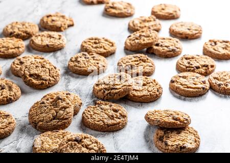 Frisch gebackene Schokoladenkekse auf einer Marmorplatte. Speicherplatz kopieren. Stockfoto