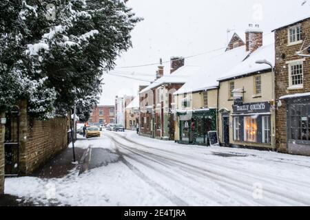OAKHAM/RUTLAND, ENGLAND- 24. JANUAR 2021: Kirchenstraße in Oakham an einem verschneiten Tag Stockfoto