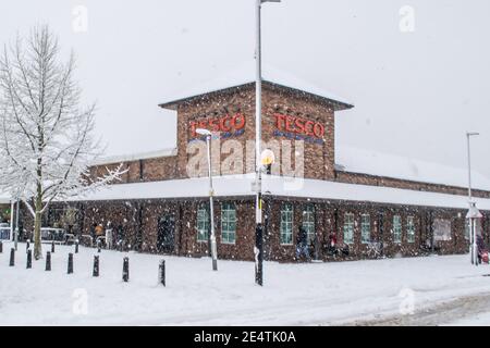 OAKHAM/RUTLAND, ENGLAND- 24. JANUAR 2021: Oakham TESCO Supermarkt an einem verschneiten Tag Stockfoto