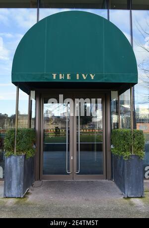 London, Großbritannien. Januar 2021. Das Logo des Restaurants Ivy, das in einer ihrer Filialen im Zentrum von London zu sehen ist. Kredit: SOPA Images Limited/Alamy Live Nachrichten Stockfoto