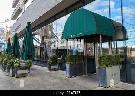 London, Großbritannien. Januar 2021. Das Logo des Restaurants Ivy, das in einer ihrer Filialen im Zentrum von London zu sehen ist. Kredit: SOPA Images Limited/Alamy Live Nachrichten Stockfoto