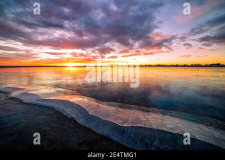 LON Hagler Reservoir befindet sich in Loveland Colorado auf einem schönen Und bunte Wolke gefüllt Sonnenaufgang Stockfoto