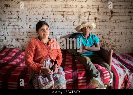Porträt einer jungen Frau und eines Mannes in traditioneller Kleidung in Cantel, Guatemala, Mittelamerika. Stockfoto