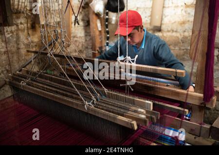 Weaver arbeitet an einem Webstuhl in Cantel, Guatemala, Mittelamerika. Stockfoto