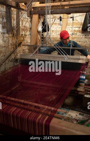 Weaver arbeitet an einem Webstuhl in Cantel, Guatemala, Mittelamerika. Stockfoto