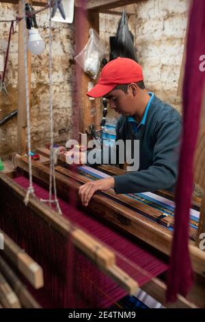 Weaver arbeitet an einem Webstuhl in Cantel, Guatemala, Mittelamerika. Stockfoto