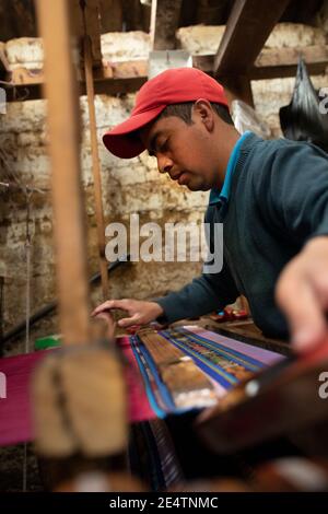 Weaver arbeitet an einem Webstuhl in Cantel, Guatemala, Mittelamerika. Stockfoto