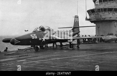 McDonnell F2H-2P Banshee von VC-61 Det. J an Bord der USS Shangri-La (CVA-38), im Jahr 1956. Stockfoto