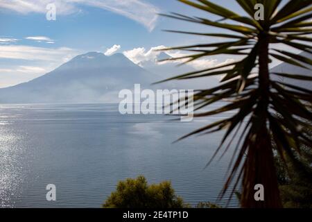 Atitlan-See und Volcán Tolimán von San Marcos la Laguna aus gesehen, Guatemala, Mittelamerika. Stockfoto