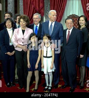 Washington DC, USA, 6. Januar 2015 Senator Mitch McConnell (R-KY) und seine Frau, ehemalige Arbeitsministerin Elaine Chao, posieren für Bilder mit ihren Familien und Vizepräsident Joe Biden in den alten Senatskammern, nachdem Biden McConnell geschworen hatte Stockfoto