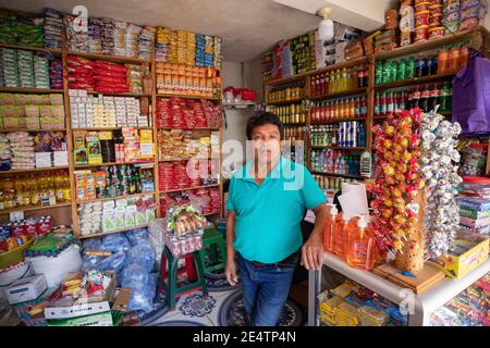 Ladenbesitzer in San Pablo la Laguna, Guatemala, Mittelamerika. Stockfoto