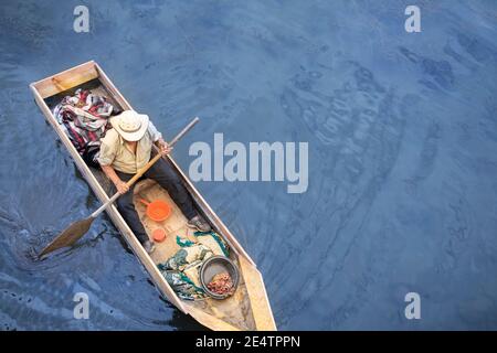 Fischer rudern im Kanu auf dem Atitlan See, Guatemala, Mittelamerika. Stockfoto