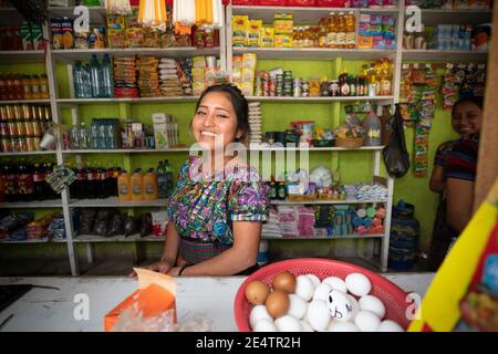 Verkäuferin in San Marcos la Laguna, Guatemala, Mittelamerika. Stockfoto