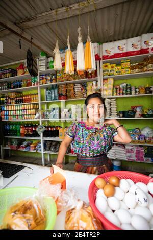 Verkäuferin in San Marcos la Laguna, Guatemala, Mittelamerika. Stockfoto