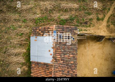 Solarpaneele auf dem Dach in Cantel, Guatemala, Zentralamerika. Stockfoto