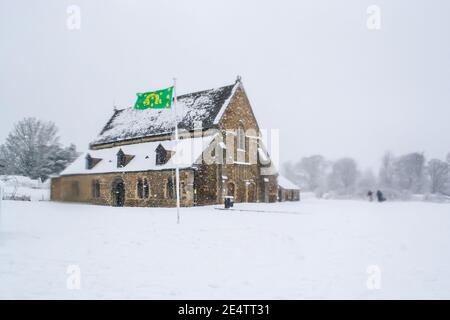 OAKHAM/RUTLAND, ENGLAND- 24. JANUAR 2021: Oakham Castle an einem verschneiten Tag Stockfoto